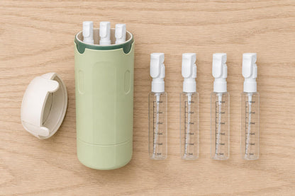 Qué incluye la caja: bote principal, tapa antifugas, 4 mini-botellas y escala de medición